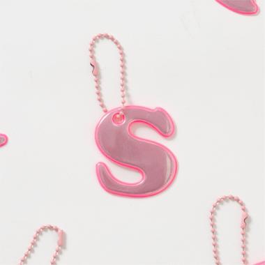 あんしんアルファベットリフレクターチャーム（ピンク）