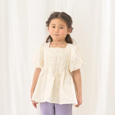 コットンレースパフスリーブシャーリングブラウス