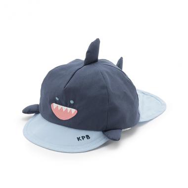 サメモチーフの日よけつきキャップ
