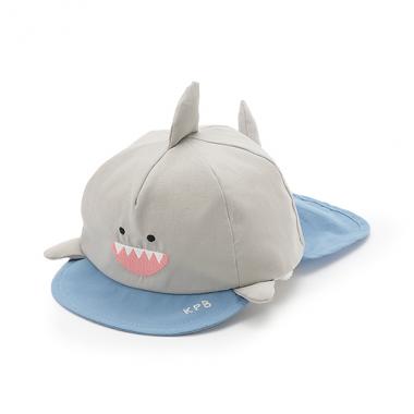 サメモチーフの日よけつきキャップ