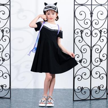 ネックレスつきロゴテープ肩あきワンピース