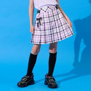 名品チャームつきチェックスカパン