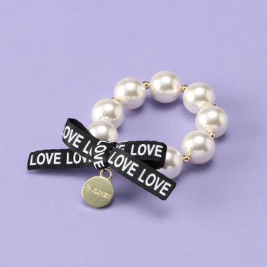 ロゴリボンつきパール調ブレスレット