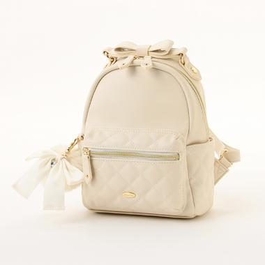 キルトポケット梵天ファーチャームつき合皮リュック