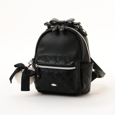 キルトポケット梵天ファーチャームつき合皮リュック