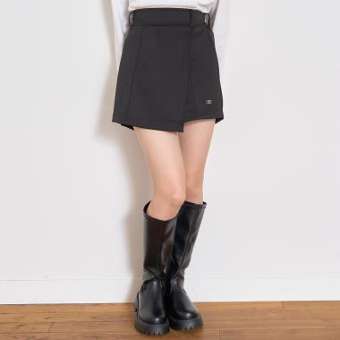 テックライクラップ風ショートパンツ