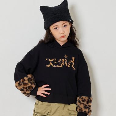 アニマルロゴ袖ファーパーカー