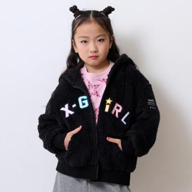 【TBSドラマ フェイクマミー 着用アイテム】ロゴアップリケ刺しゅうフラッフィージップパーカー