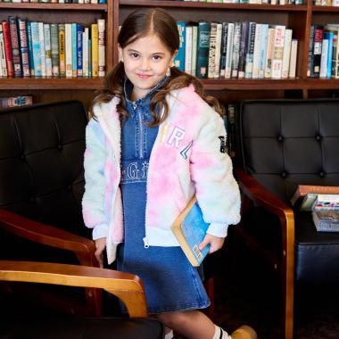 【TBSドラマ フェイクマミー 着用アイテム】ロゴアップリケ刺しゅうフラッフィージップパーカー