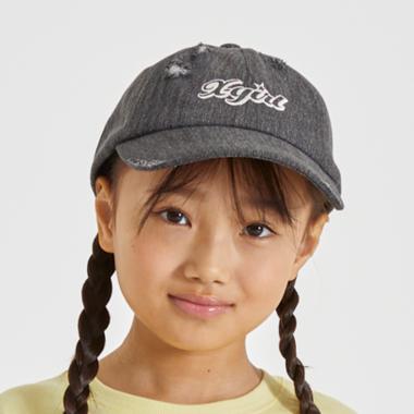 ロゴ刺しゅうダメージ加工キャップ