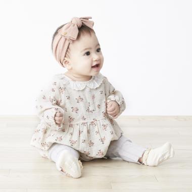 レース衿つき花柄ロンパース