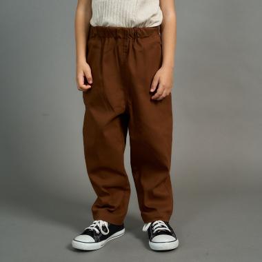 ゆったりシルエットのテーパードパンツ