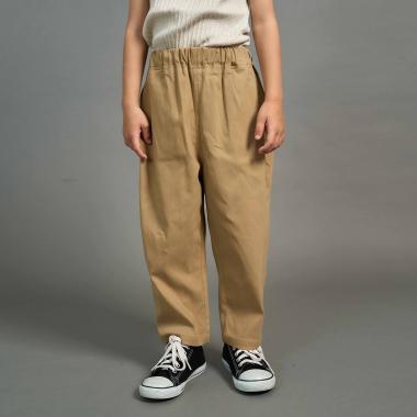 ゆったりシルエットのテーパードパンツ