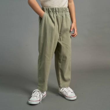 ゆったりシルエットのテーパードパンツ