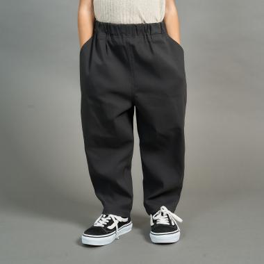 ゆったりシルエットのテーパードパンツ